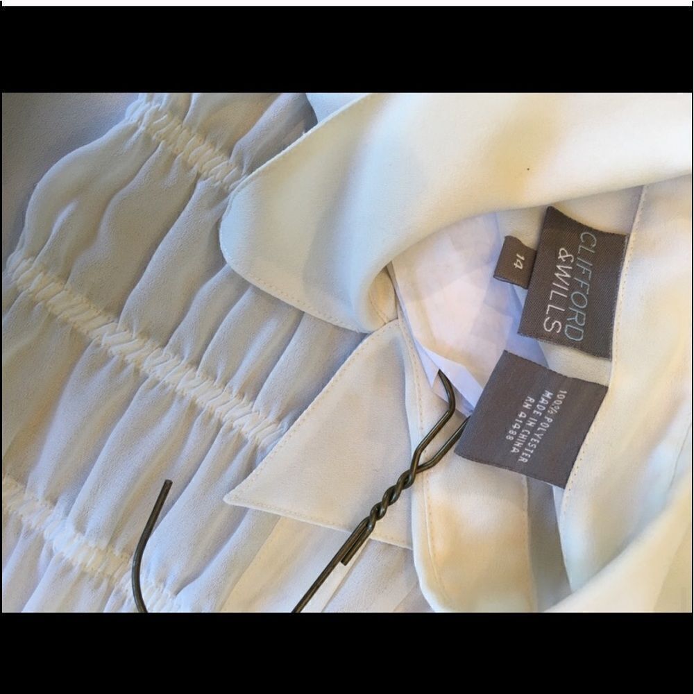 BEAUTIFUL BLOUSE w Elastic Ruffled Cuffs - Picture 7 of 8